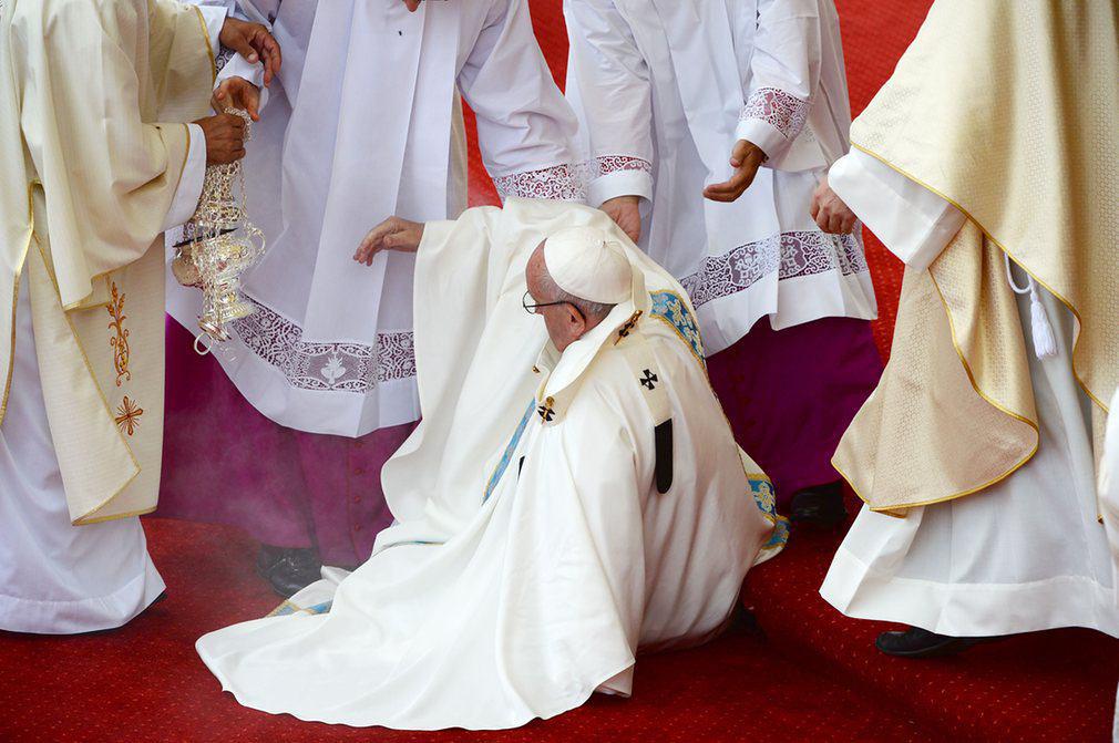 زمین خوردن پاپ فرانسیس در یک مراسم مذهبی