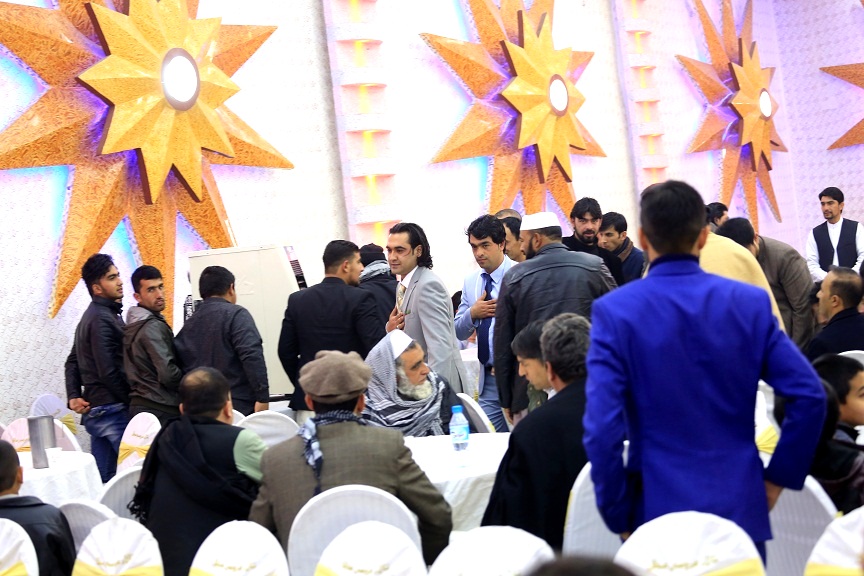 احمد محمود امپراطور با جمع دوستان در محفل عروسی اش