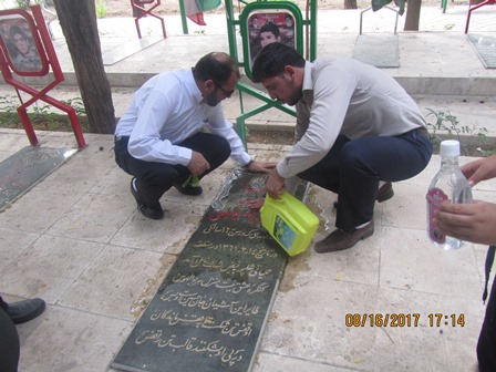 تجدید میثاق و غبارروبی گلزار شهید هادی فصیحی توسط اعضای ستاد یادواره در گلستان شهدای شاهین شهر 