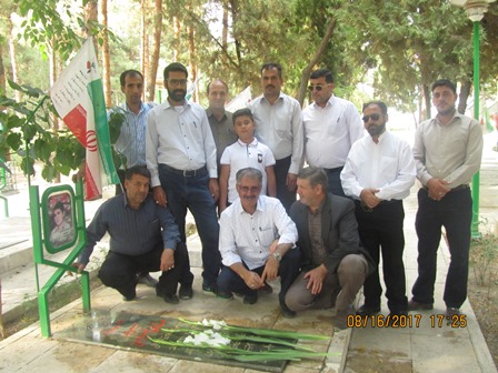 تجدید میثاق و غبارروبی گلزار شهید هادی فصیحی توسط اعضای ستاد یادواره در گلستان شهدای شاهین شهر
