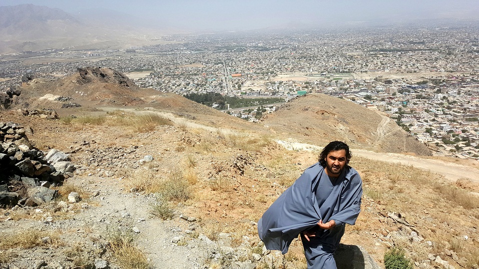 تصویر احمد محمود امپراطور با پس زمینه شهر زیبا کابل از کوه چهلستون 