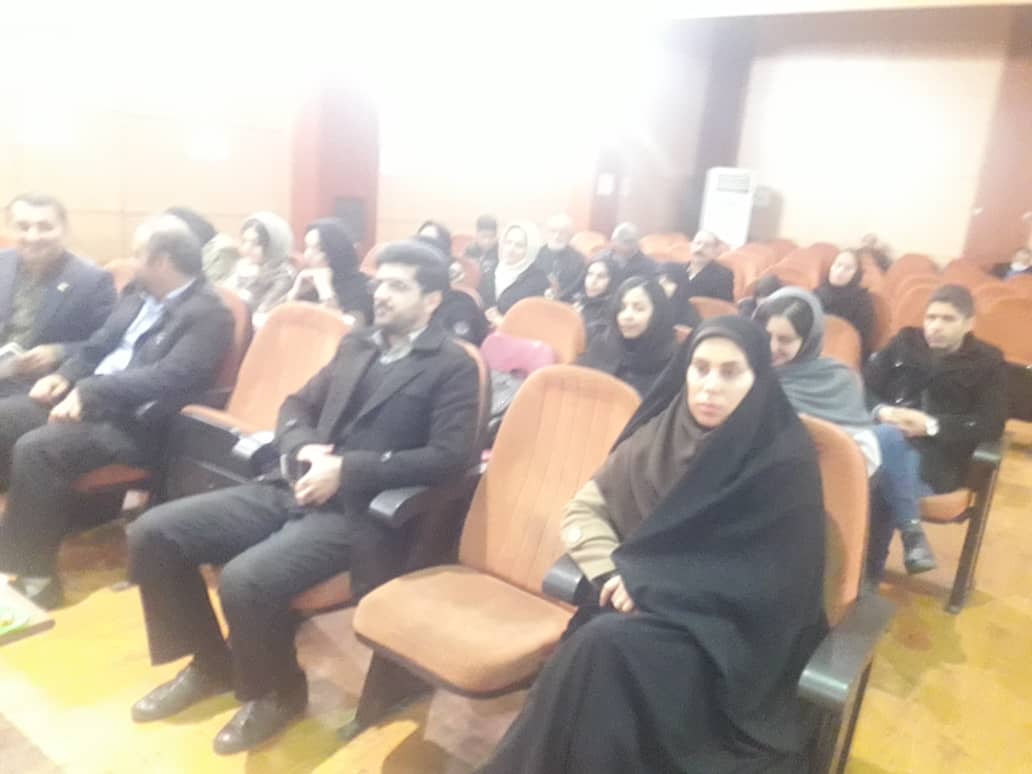 حضور مسئول و کتابدران کتابخانه عمومی جمشید احمدی در برگزاری عصر شعر انقلاب با عنوان "انقلاب شعر " در