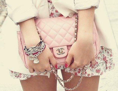 http://uupload.ir/files/eac9_bag-bracelets-chanel-clothes-pink-favim.com-449344.jpg