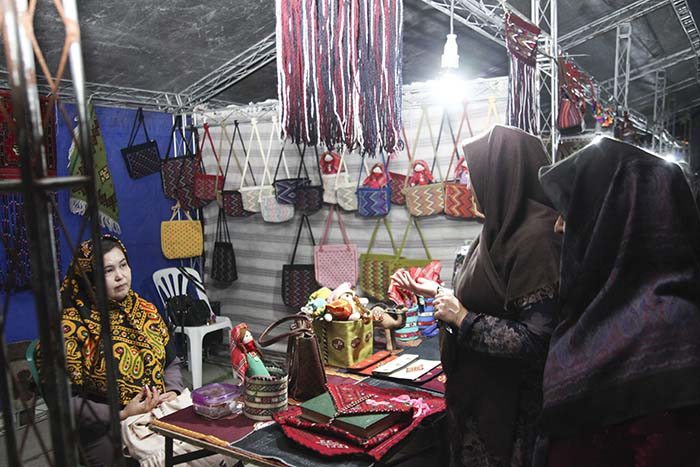 بازارچه های موقت صنایع‌دستی زینت بخش جشنواره تابستانی هیرکان در سطح استان بود