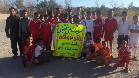 برگزاري مسابقات ميني فوتبال خاكي نوجوانان به مناسبت دهه مبارك فجر در شهرستان نرماشير