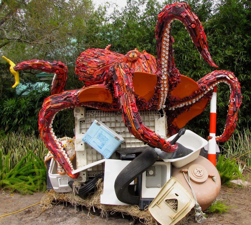 خلق مجسمه با زباله های ساحلی 1