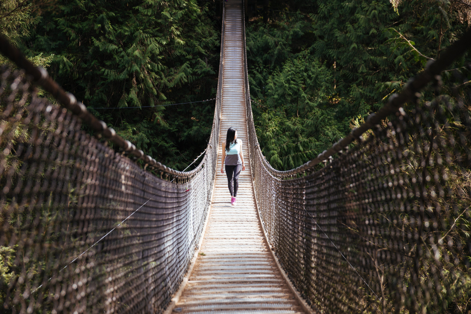 عکس رویایی دختر و عبور از پل چوبی در کوهستان و طبیعت
