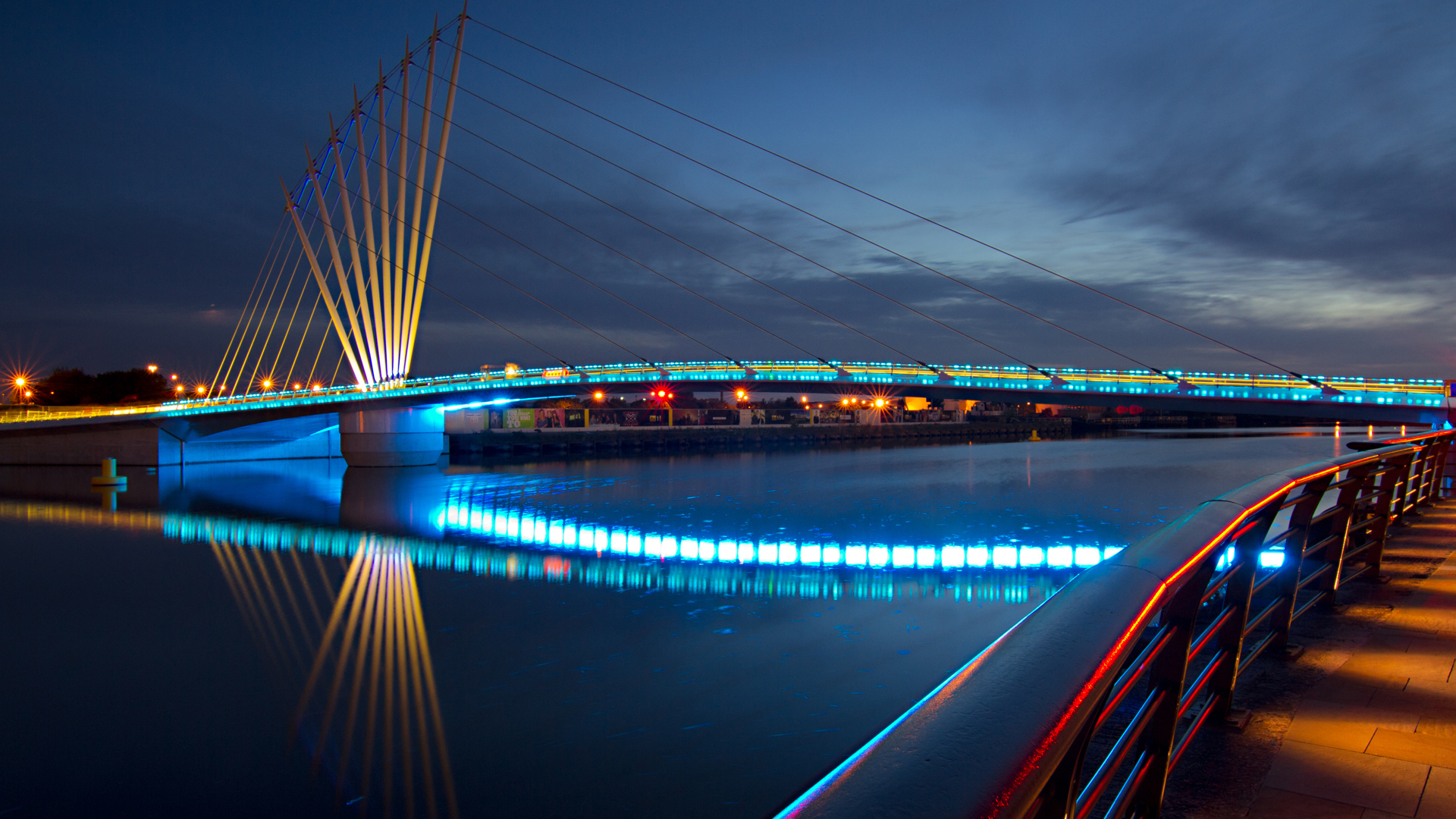 پل با نور نمای آبی