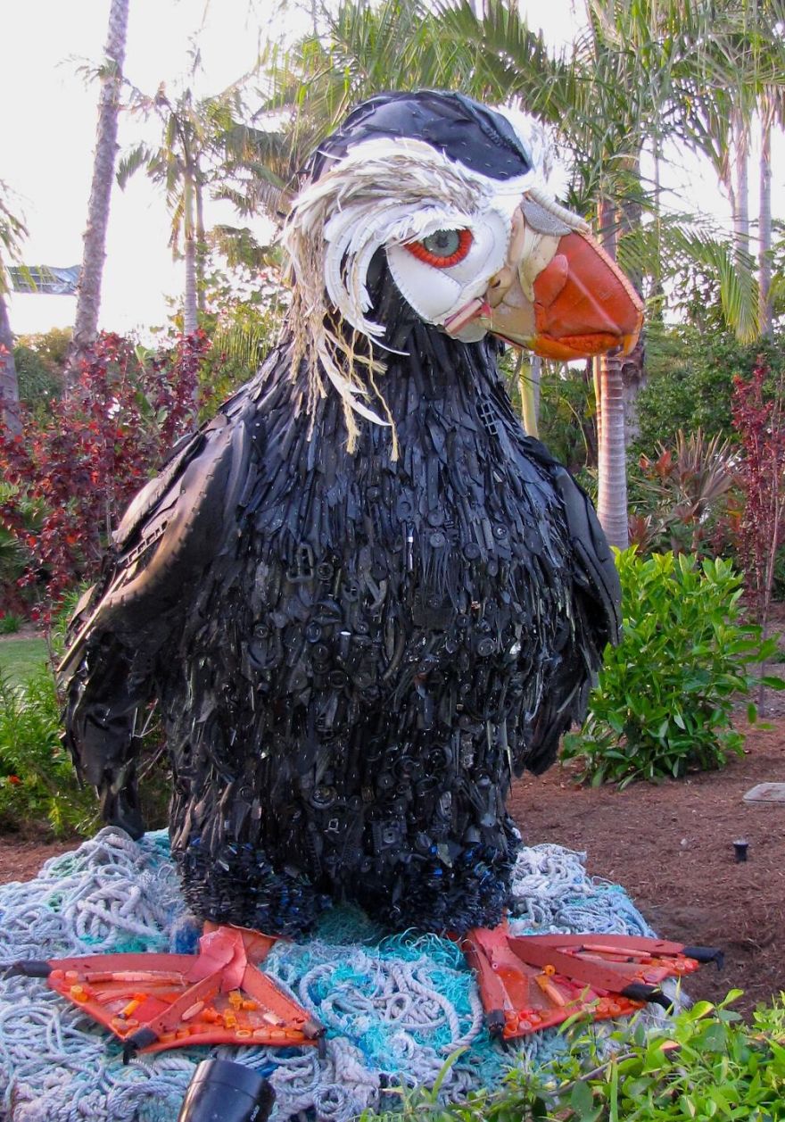 خلق مجسمه با زباله های ساحلی 1
