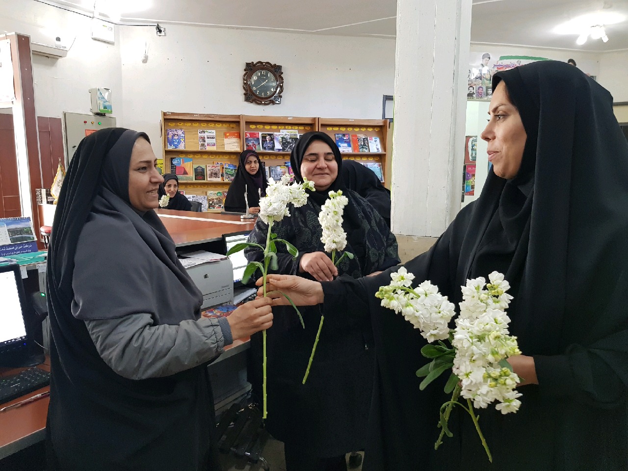 تقدیر رئیس اداره کتابخانه های عمومی از بانوان همکار به مناسبت روز زن در کتابخانه عمومی جمشید احمدی