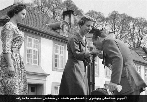 بوسیدن دست ملکه دانمارک توسط رضا شاه+عکس 