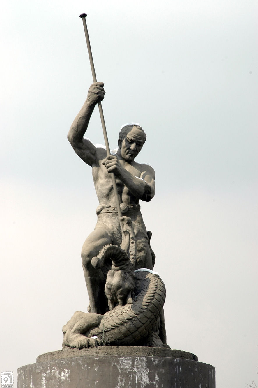 مجسمه پیروزی گرشاسب بر اهریمن در میدان حر