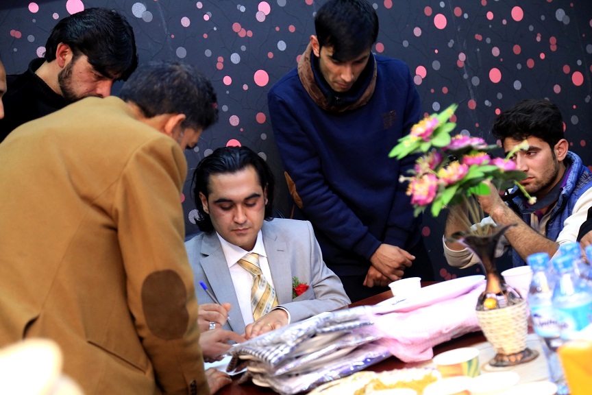 احمد محمود پشت میز عقد نکاح در حال امضاء سند نکاح خط