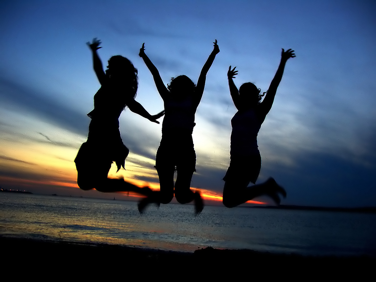 yn1n_girl-friends-jumping-on-the-beach.jpg