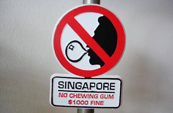 ممنوعیت جویدن آدامس در سنگاپور