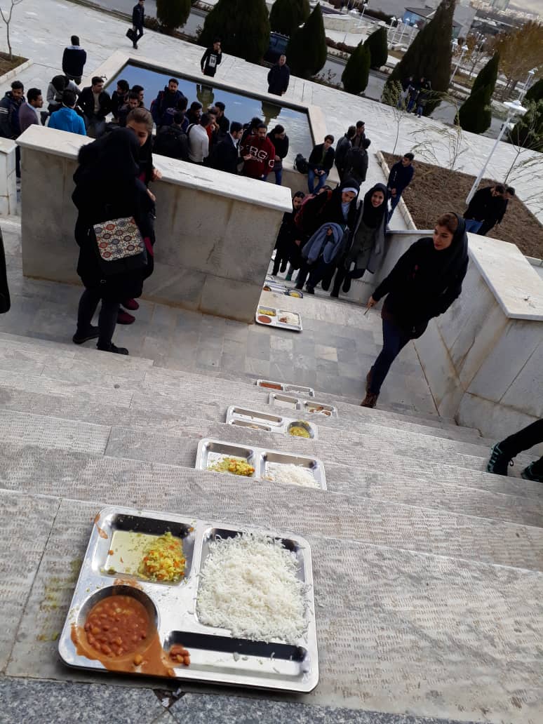 اعتراض دانشجویان اراک به مسائل صنفی دانشگاه/ دانشجویان ظرف‌های غذا را به صف کردند