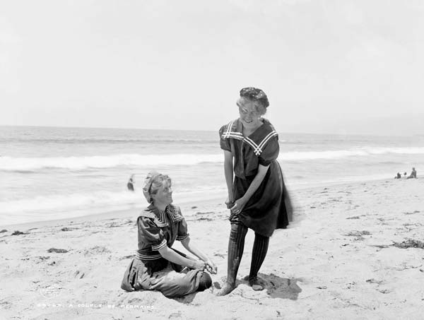 پوشش زنان آمریکایی در کنار ساحل در دهه 1920