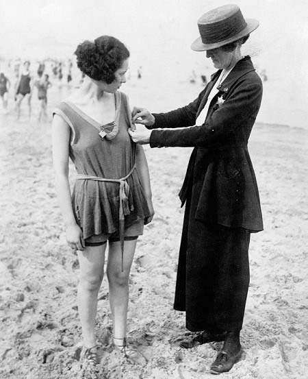 پلیس زن آمریکایی در حال اندازه‌گیری آستین لباس شنا(دهه 1920)