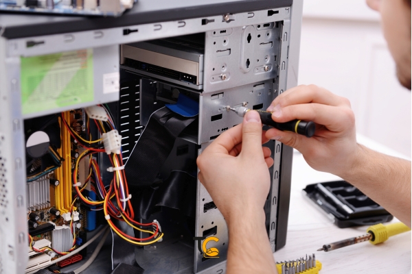 تکنسین در حال باز کردن کیس برای عیب‌یابی؛ آماده‌سازی کامپیوتر پیش از تحویل